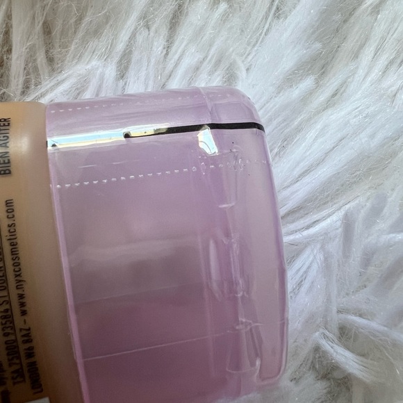 NYX Professional Makeup Bare With Me Blur Blurring Foundation tint- Golden Light - Picture 6 of 7